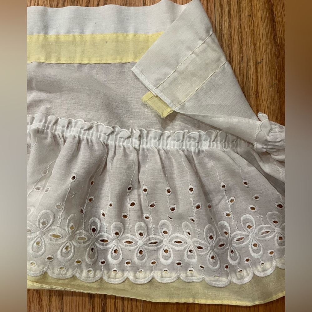 Vintage white ruffled eyelet curtains w pale yellow trim - Picture 2 of 16